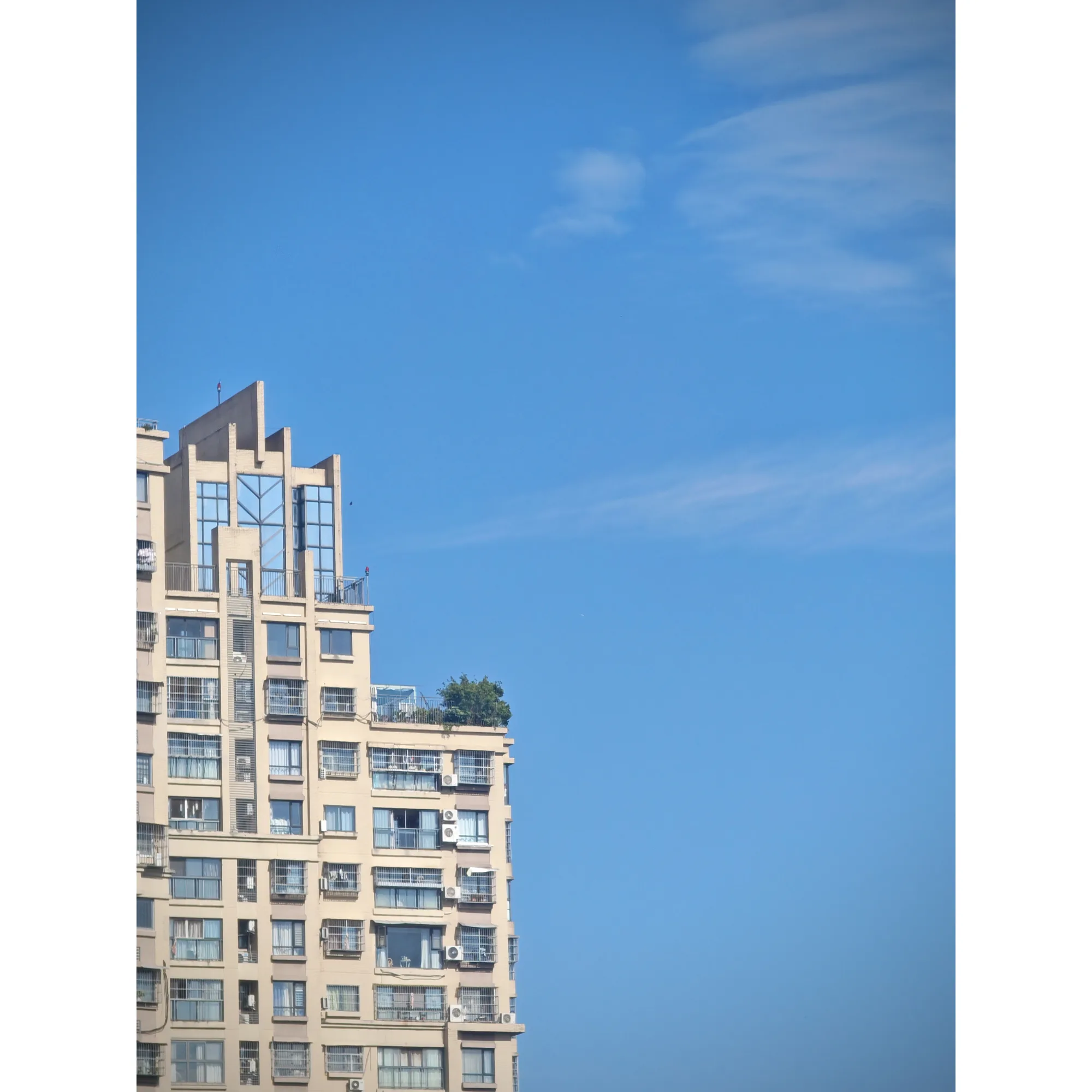 蓝天下露出一角的城市楼顶