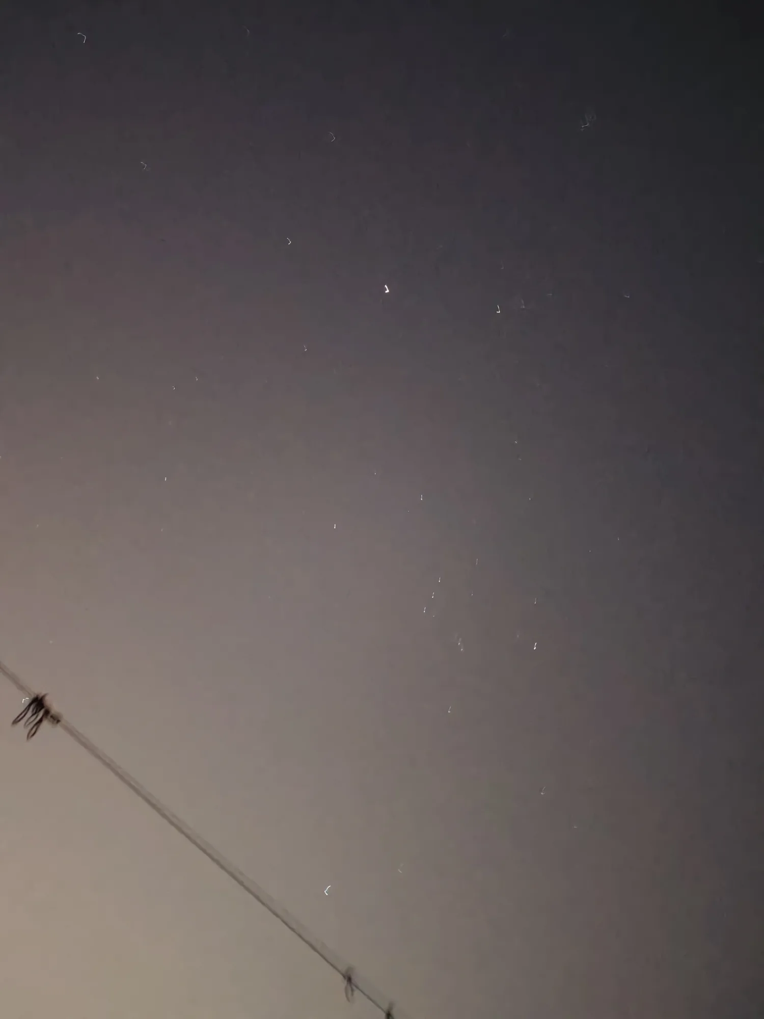 夜空中的微星与一根细线